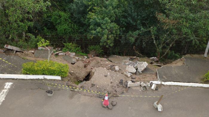 Município prepara obra de contenção e reconstrução do passeio público na Rua Olavo Bilac