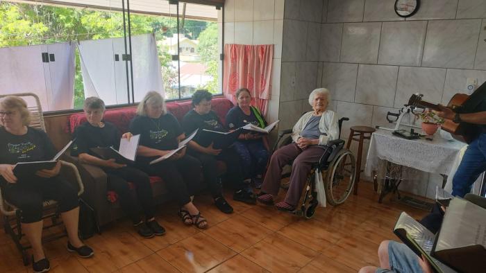 Coral do CRAS realiza visita cantada para moradoras de 96 e 100 anos em Colinas
